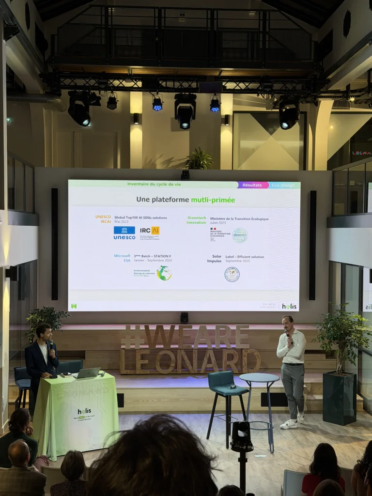 Photo de la conférence montrant à l’écran l’ensemble des prix décernés et gagnés par Holis.